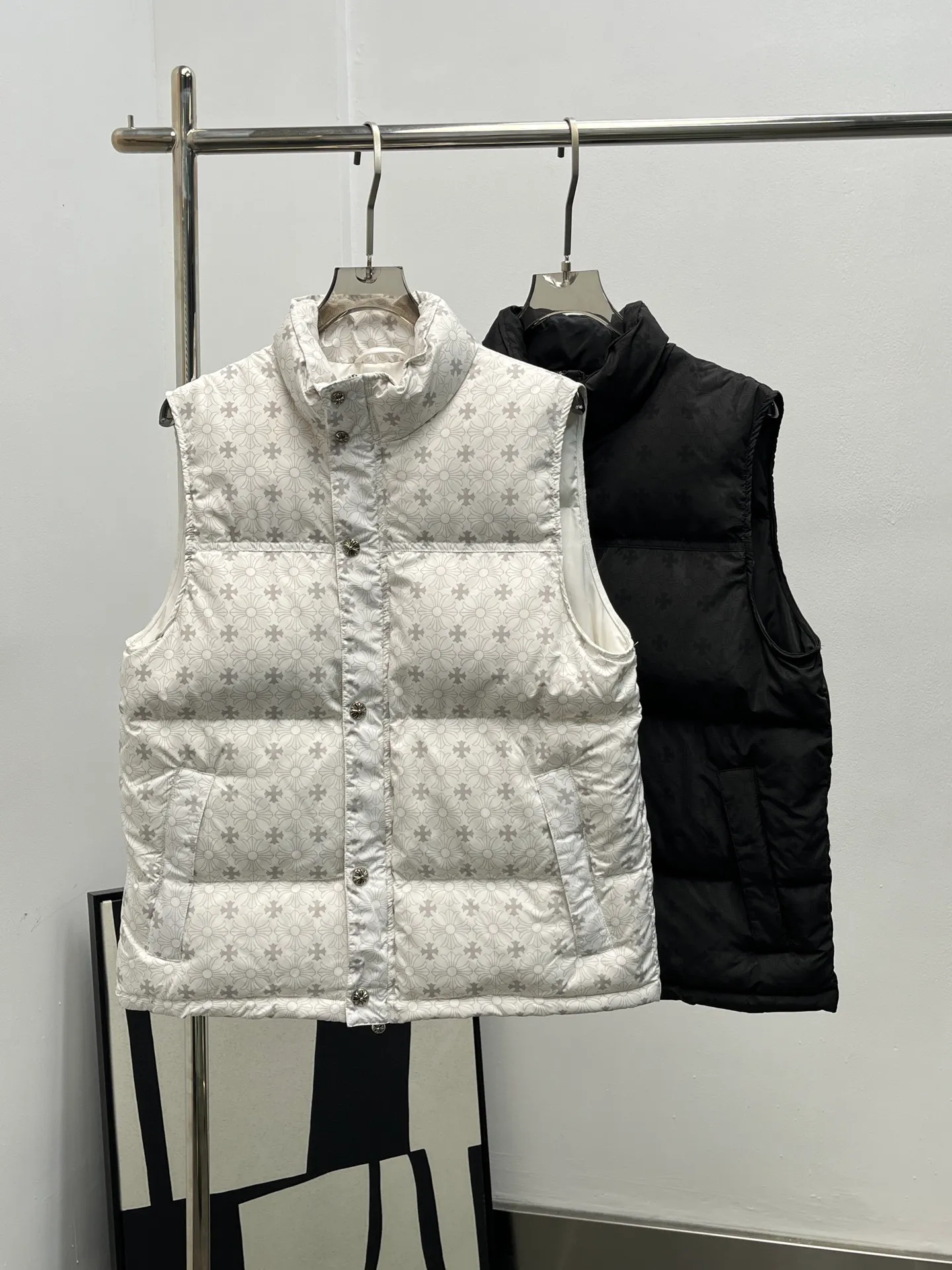 P810 Chorme heart* 25Fw new autumn and winter cross print down vest is an exclusive high-end version! The Chrome Hearts classic cross dark pattern is printed all over, which is low-key and has brand recognition. The black and white two-color suit different styles! The short silhouette + fluffy velvet can not only modify the body proportions, but also keep warm in winter; the stand-up collar design + metal snap placket, the details echo the dark luxury tone of the brand, and the metal pendant at the zipper is a finishing touch. It is an indispensable autumn and winter texture for fashionable people's wardrobe. Spot sale SML